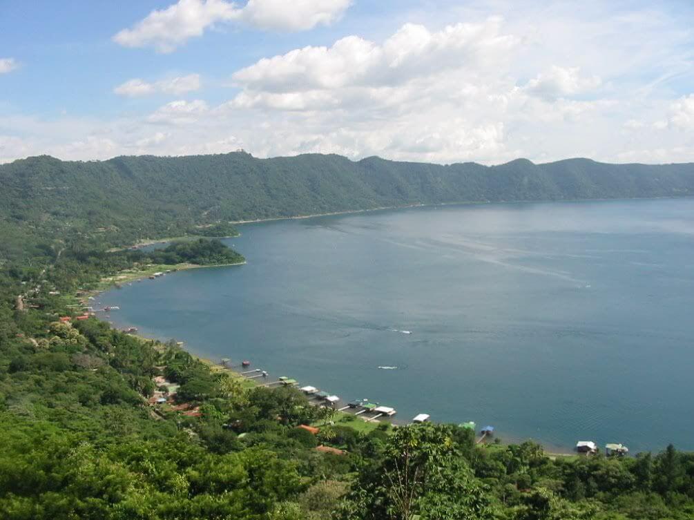 Imagen del lago mas grande de El Salvador